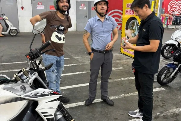 Khách hàng trải nghiệm dịch vụ tiện ích tại TTTM